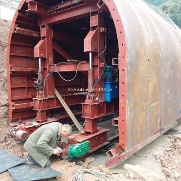 廣西引水洞臺車施工現場